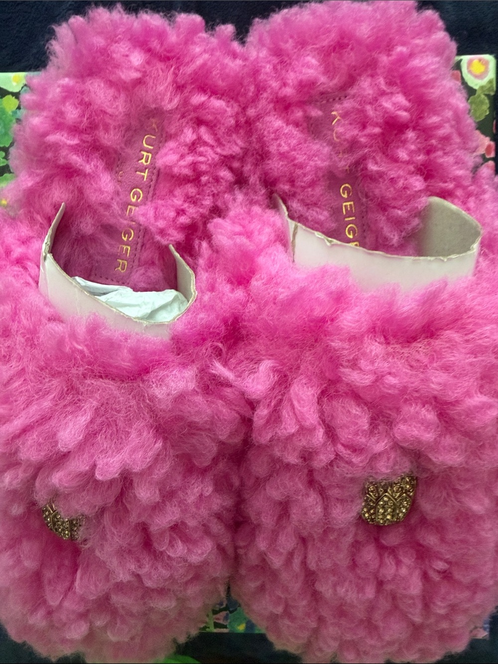 Kurt Geiger Hot Pink Fuzzy Slippers with Gold Hamsa Charm NWB - Picture 4 of 6